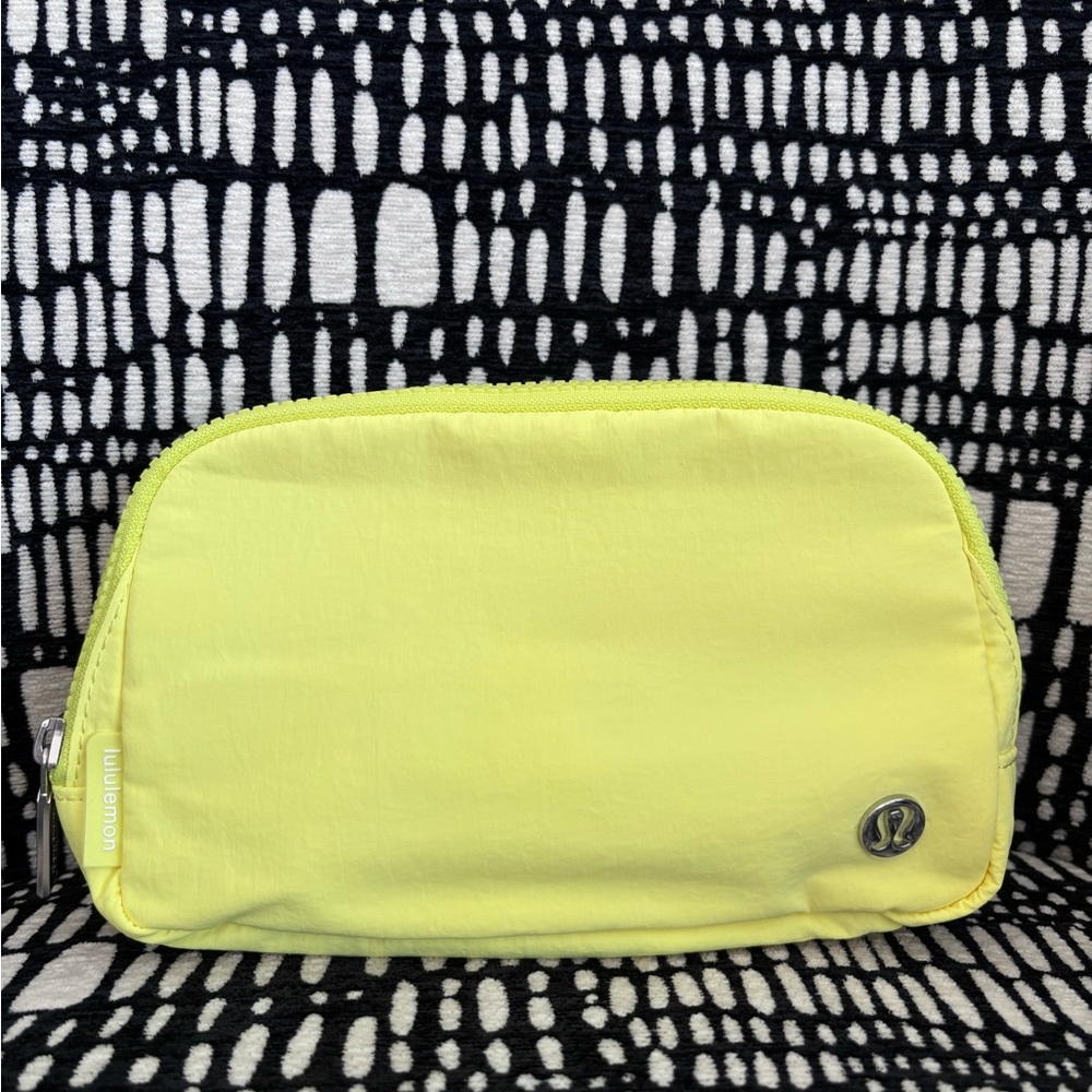 Lululemon Everywhere Belt Bag *Electric Lemon